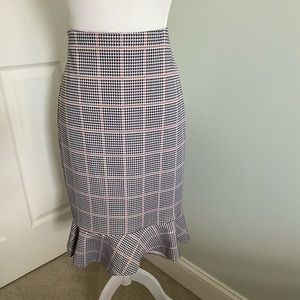 Fun and flirty pencil skirt with ruffled bottom. Pull on knit- like new